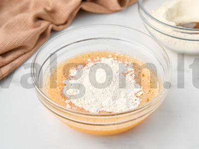 Varškės pyragas su džiovintais slyvomis Žingsnis 3