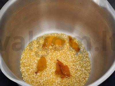 Kukurūzų košė su moliūgu ir serbentų uogiene Žingsnis 1