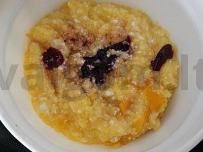 Kukurūzų košė su moliūgu ir serbentų uogiene pagrindine nuotrauka