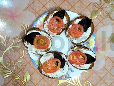 Užkandžių sumuštiniai su pomidorais ir baziliku Žingsnis 4