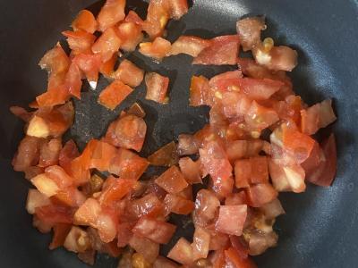 Makaronai su kiaušiniu ir pomidoru keptuvėje Žingsnis 4