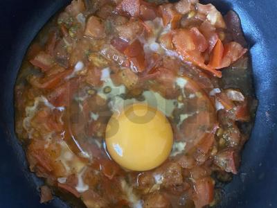 Makaronai su kiaušiniu ir pomidoru keptuvėje Žingsnis 7