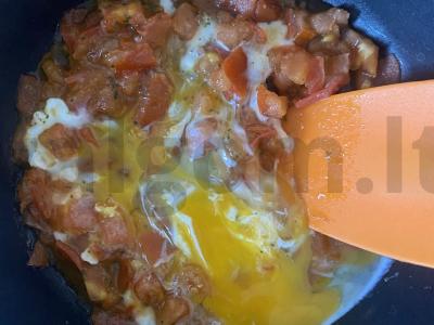 Makaronai su kiaušiniu ir pomidoru keptuvėje Žingsnis 8