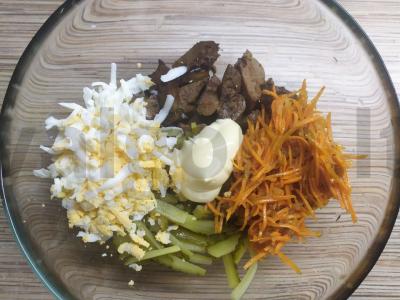 Kepenėlių ir korėjietiškų morkų salotas Žingsnis 4