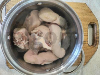 Salotas su liežuviu, marinuotais agurkais ir graikiniais riešutais šventiniam stalui Žingsnis 1