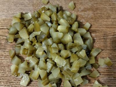 Salotas su liežuviu, marinuotais agurkais ir graikiniais riešutais šventiniam stalui Žingsnis 4