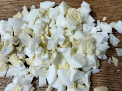 Salotas su liežuviu, marinuotais agurkais ir graikiniais riešutais šventiniam stalui Žingsnis 5