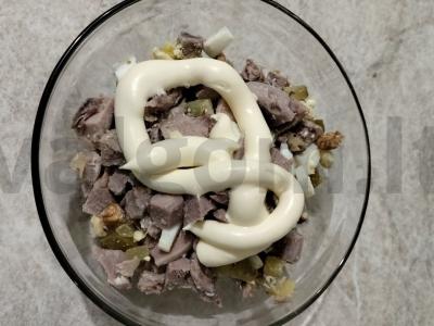 Salotas su liežuviu, marinuotais agurkais ir graikiniais riešutais šventiniam stalui Žingsnis 7