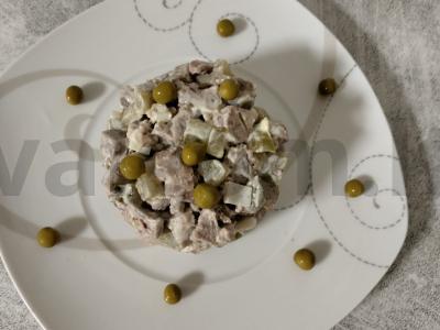 Salotas su liežuviu, marinuotais agurkais ir graikiniais riešutais šventiniam stalui Žingsnis 8