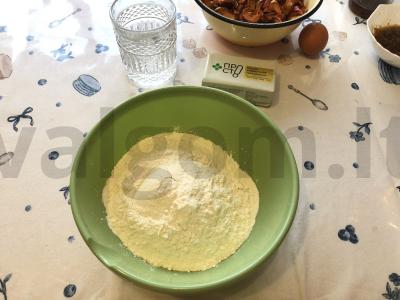 Pyragėliai ant smėlinio tešlos su džiovintais vaisiais Žingsnis 1