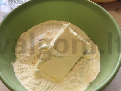 Pyragėliai ant smėlinio tešlos su džiovintais vaisiais Žingsnis 2