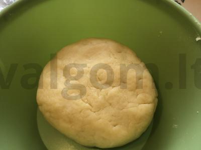 Pyragėliai ant smėlinio tešlos su džiovintais vaisiais Žingsnis 4