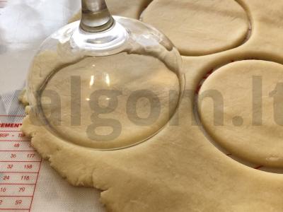 Pyragėliai ant smėlinio tešlos su džiovintais vaisiais Žingsnis 9