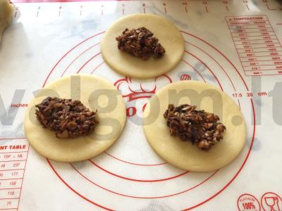 Pyragėliai ant smėlinio tešlos su džiovintais vaisiais Žingsnis 10