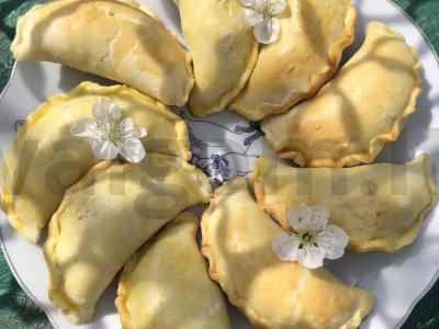 Pyragėliai ant smėlinio tešlos su džiovintais vaisiais pagrindine nuotrauka