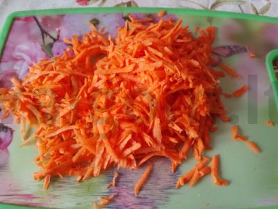 Salotos su morkomis, agurkais, paprika ir kiaušiniu Žingsnis 1