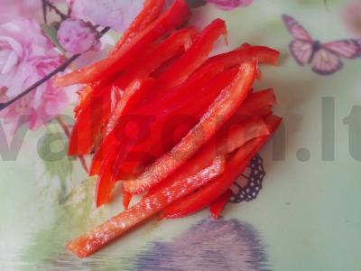 Salotos su morkomis, agurkais, paprika ir kiaušiniu Žingsnis 3