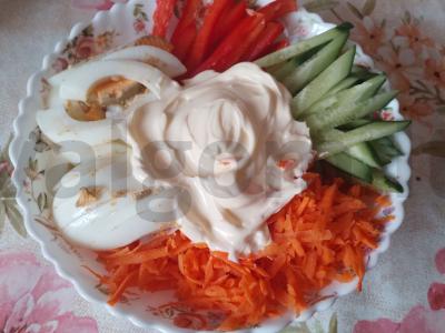 Salotos su morkomis, agurkais, paprika ir kiaušiniu Žingsnis 5