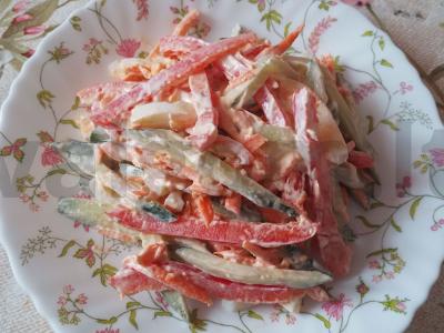 Salotos su morkomis, agurkais, paprika ir kiaušiniu pagrindine nuotrauka