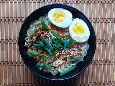 Aštrus makaronai su terijaki padažu ir kiaušiniu pagrindine nuotrauka