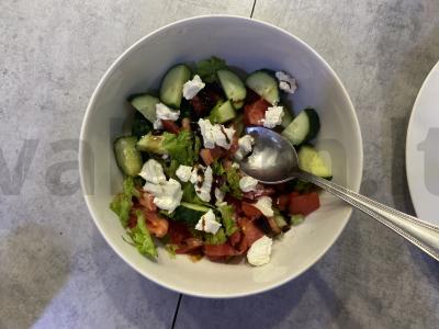 Lengvas vasaros salotas su varškės sūriu ir terijaki padažu pagrindine nuotrauka