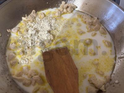 Spagečiai su vištienos krūtinėlėmis sūrio padaže Žingsnis 4