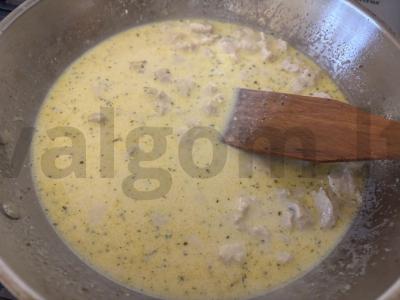 Spagečiai su vištienos krūtinėlėmis sūrio padaže Žingsnis 5