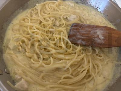 Spagečiai su vištienos krūtinėlėmis sūrio padaže Žingsnis 8