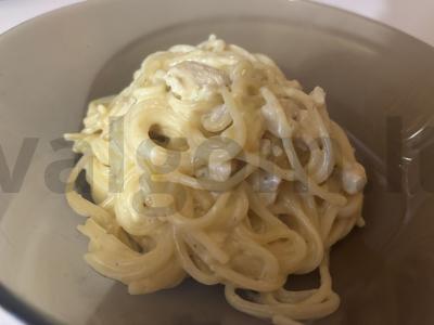 Spagečiai su vištienos krūtinėlėmis sūrio padaže pagrindine nuotrauka