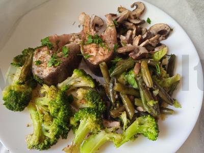 Lašiša, kepta su žaliąja pupelių, brokolių, pievagrybių ir itališkais prieskoniais pagrindine nuotrauka