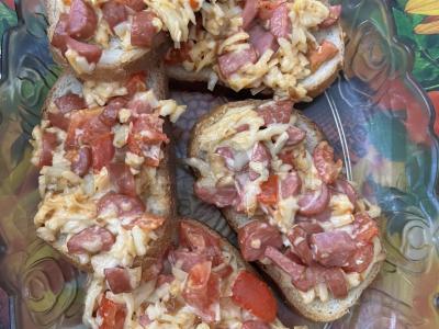 Karšti sumuštiniai su dešrelėmis ir majonezu pagrindine nuotrauka