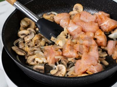 Vištienos krūtinėlė su grybais Žingsnis 6