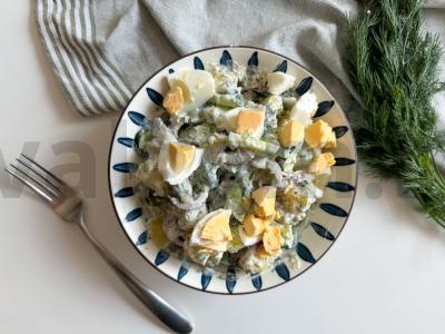 Bulvių salotas su šviežiu agurku pagrindine nuotrauka