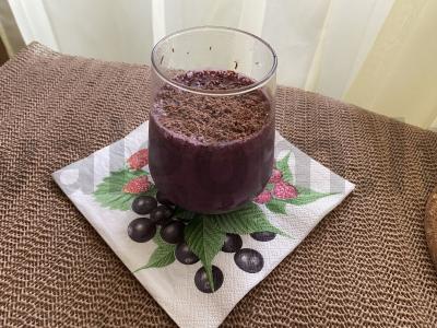 Šokoladinis serbentų kokteilis pagrindine nuotrauka