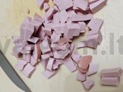 Sultinga pica su marinuotais agurkais Žingsnis 1