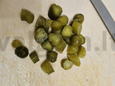 Sultinga pica su marinuotais agurkais Žingsnis 2