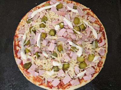 Sultinga pica su marinuotais agurkais Žingsnis 4