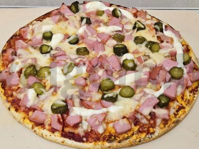 Sultinga pica su marinuotais agurkais pagrindine nuotrauka