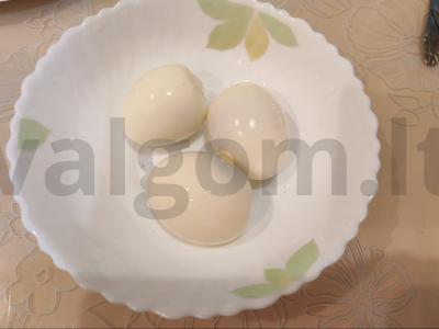 Salotas „Šventė“ su karbonaidu ir džiovintais slyvomis Žingsnis 1