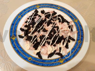 Salotas „Šventė“ su karbonaidu ir džiovintais slyvomis Žingsnis 8