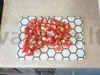 Šviežių pomidorų salotas su kvapnia petražole Žingsnis 1