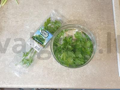 Šviežių pomidorų salotas su kvapnia petražole Žingsnis 2