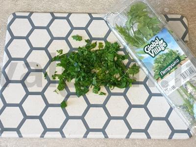 Šviežių pomidorų salotas su kvapnia petražole Žingsnis 3