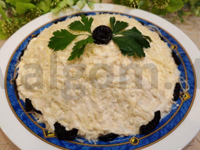 Salotas „Šventė“ su karbonaidu ir džiovintais slyvomis pagrindine nuotrauka