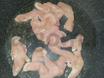 Ryžių makaronai su vištienos krūtinėle ir daržovėmis Žingsnis 3