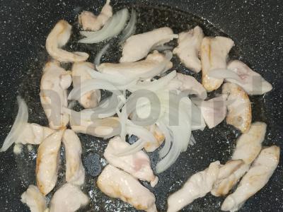 Ryžių makaronai su vištienos krūtinėle ir daržovėmis Žingsnis 4