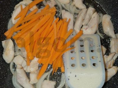 Ryžių makaronai su vištienos krūtinėle ir daržovėmis Žingsnis 5