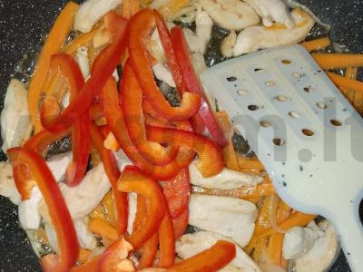 Ryžių makaronai su vištienos krūtinėle ir daržovėmis Žingsnis 6