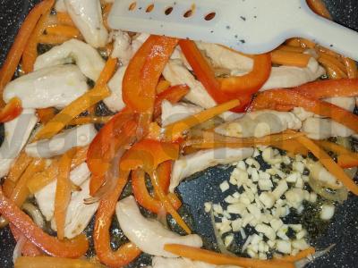 Ryžių makaronai su vištienos krūtinėle ir daržovėmis Žingsnis 7