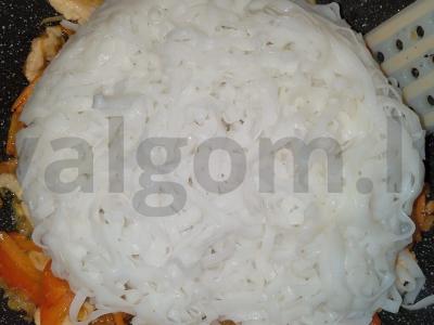 Ryžių makaronai su vištienos krūtinėle ir daržovėmis Žingsnis 8